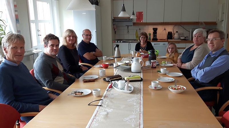 Ole Christian Erikstad, nummer to fra venstre, feirer sammen med de ansatte som var tilstede fredag 1.september