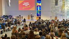 260 konfirmanter satt rolig og lyttet i Tau kirke, det var tydelig at fortellingene fra Tore Thommasen traff.