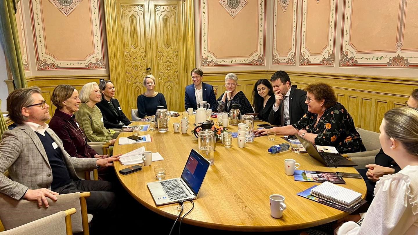 Stavanger biskop, bispedømmerådsledere og diakonen i Ålgård menighet på Stortinget i samtale med Rogalandsbenken i januar 2023.