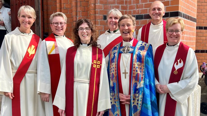Fra venstre: kateket Eli Kolstad, sokneprest Åse Selsvold, kapellan Nina Salte, diakon Annlaug Halvorsen Engmark, biskop Anne Lise Ådnøy, prost Rune Steensnæs Engedal og høyskolelektor ved VID Karen Margrete Mestad.
