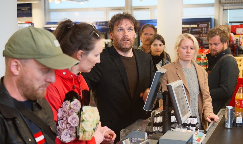 I "Åpenbaringen"  møter vi mennesker som på ett eller annet vis har fått et kall om å utføre et hellig offer – og et menneske som vender Gud ryggen. Foto: Rogaland Teater