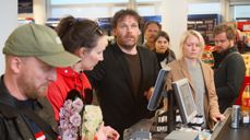 I "Åpenbaringen"  møter vi mennesker som på ett eller annet vis har fått et kall om å utføre et hellig offer – og et menneske som vender Gud ryggen. Foto: Rogaland Teater