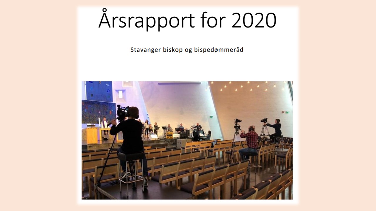 Forsida til årsrapporten viser ei gudsteneste som blir sendt frå Nærbø kyrkje. Foto: Torgeir Hauge/NK Media