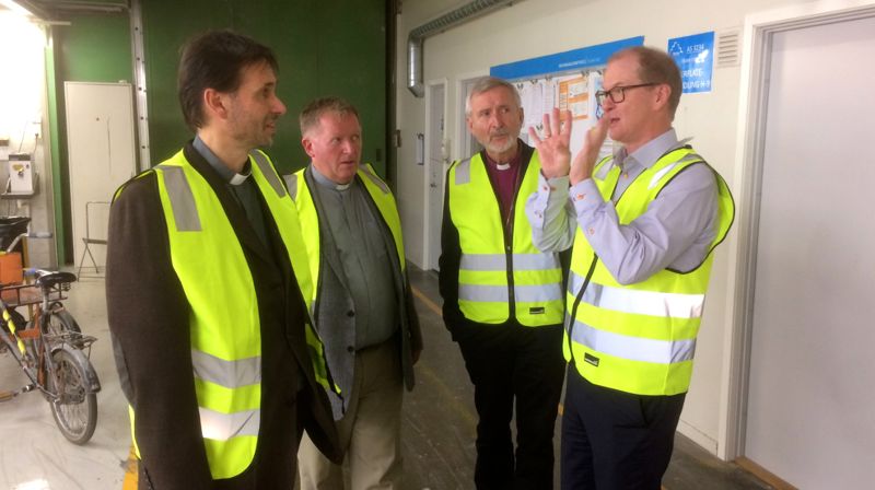 - Møtene med næringslivet i bygda har vært inspirerende, synes biskopen. Her fra besøket på NorDan, f.v. sokneprest Knut Svenning, prost Kåre Mjølhus, biskop Erling J. Pettersen og markedsdirektør Johannes Rasmussen.