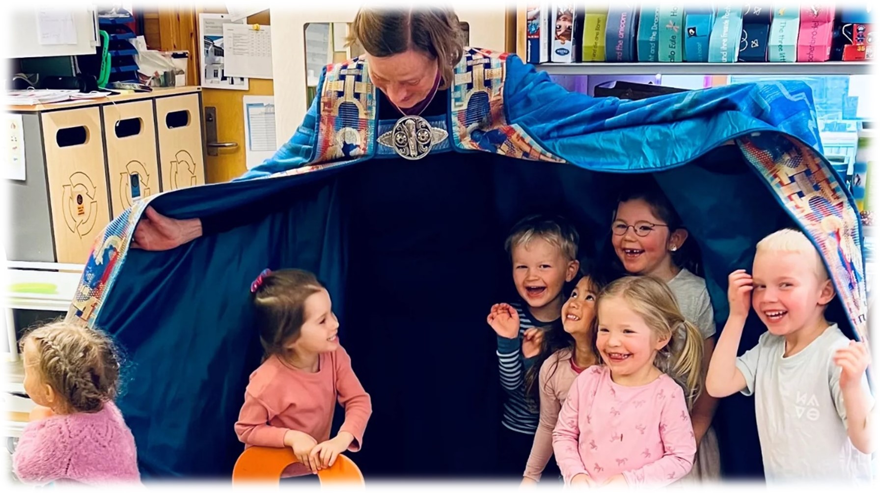 Bildet fra biskopens barnehagebesøk under visitasen på Utsira pryder forsiden av årsfortellingen.