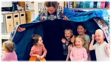 Bildet fra biskopens barnehagebesøk under visitasen på Utsira pryder forsiden av årsfortellingen.