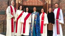 F.v.: Prost Tom Krager, undervisningsrådgiver Gunn Heidi Dybdahl, kateket Ariane Caixeta Thingnæs, biskop Anne Lise Ådnøy, sokneprest Lina Håland, trosopplæringsmedarbeider Kristin Henriksen og diakon Kristoffer Hodne Haugen. Foto: Margrete Haualand