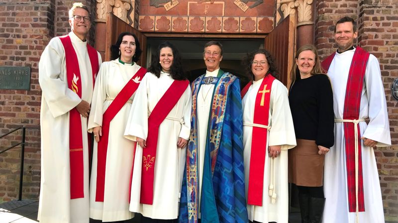 F.v.: Prost Tom Krager, undervisningsrådgiver Gunn Heidi Dybdahl, kateket Ariane Caixeta Thingnæs, biskop Anne Lise Ådnøy, sokneprest Lina Håland, trosopplæringsmedarbeider Kristin Henriksen og diakon Kristoffer Hodne Haugen. Foto: Margrete Haualand