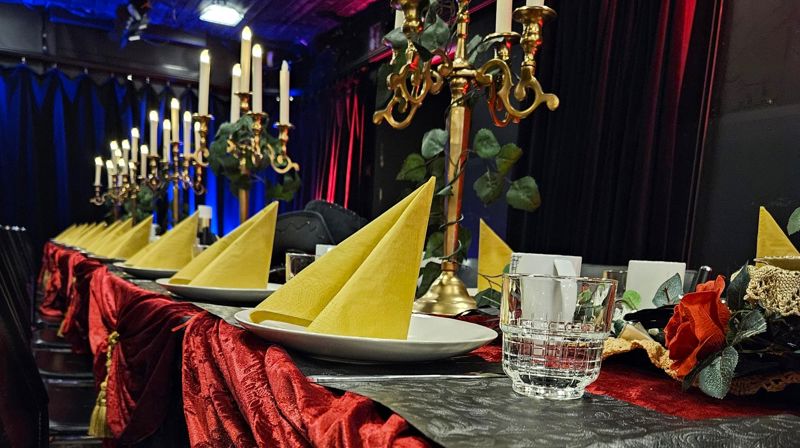 Det var dekket flott på til 70 gjester i Teaterhallen.