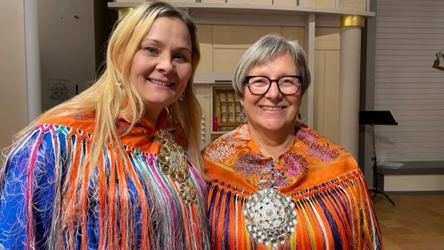 Leder av Samisk kirkeråd Sara Ellen Anne Eira og Rita Leinan (til høyre).