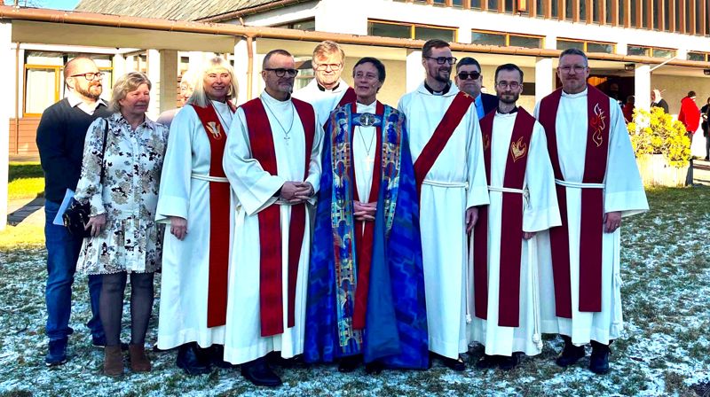 Fra venstre: Jon Salthe (leder av Kampen menighetsråd), Trine Olsen Lande (nestleder i Kampen menighetsråd), Kjersti Wee (vikarierende sokneprest i Kampen), Stefan Emmerhoff (domprost), Asbjørn Finnbakk (rådgiver diakoni og inkludering), biskop Anne Lise Ådnøy, Gaute Brækken, Andreas Maurstad (forbeder ved vigslingen), Magnus Andreas Våge (forbeder ved vigslingen), Sigve Vidnes (sokneprest i Stokka). Foto: Ine Linn Marthinsen