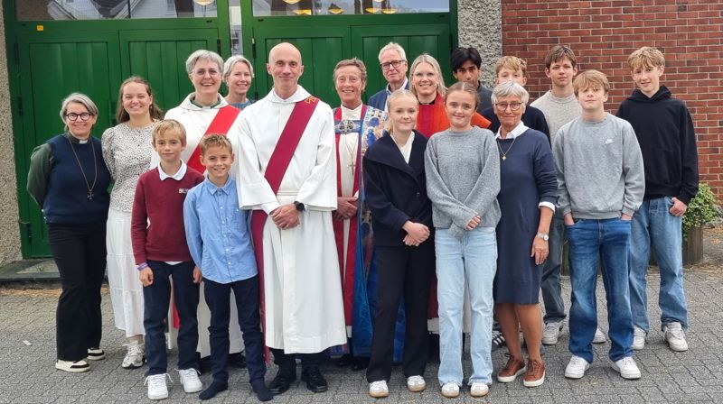 Mange var med å bidra i gudstjenesten, her er både kateket Geir, forbedere, konfirmanter, prest, biskop og andre medvirkende.