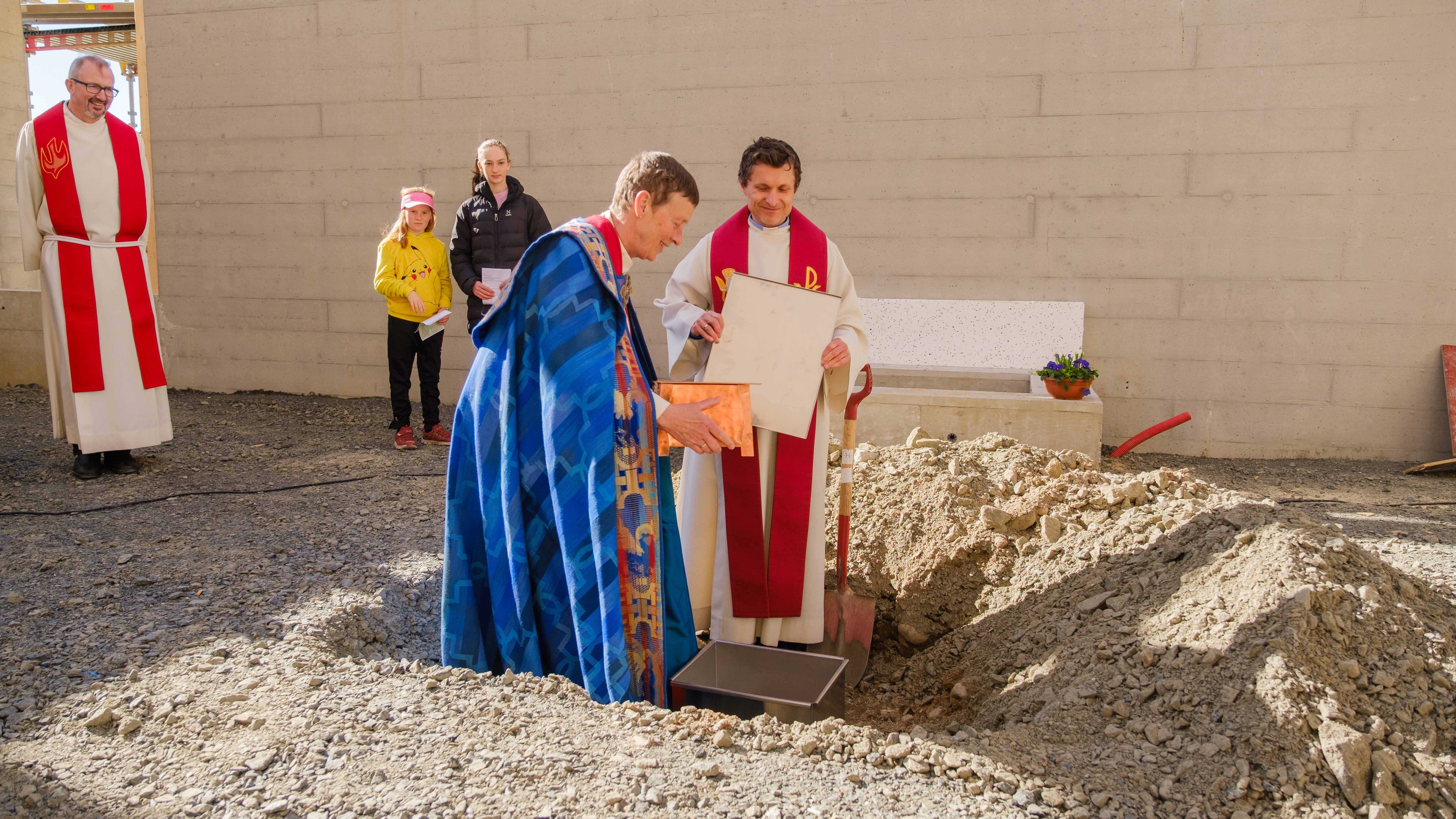 Biskop Anne Lise Ådnøy la ned grunnsteinen saman med sokneprest Just Salvesen. Foto: Tore Myrstad