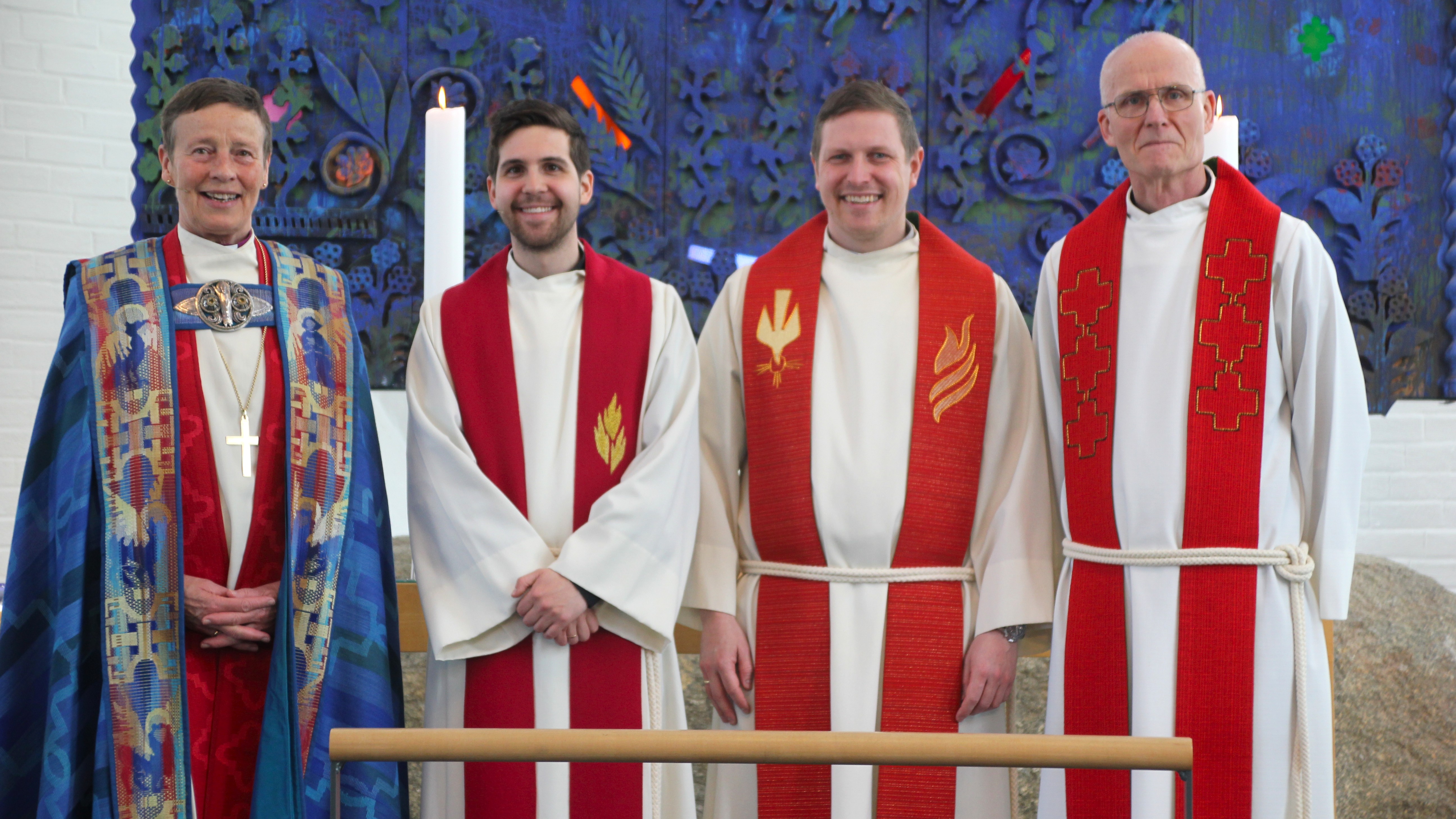 Fra venstre: biskop Anne Lise Ådnøy, Helge Bjørgaas Helle, sokneprest Vidar Søyland Pettersen, professor emeritus VID Hans Austnaberg. Foto: Tor Syvert Aass.