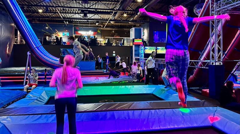 Hoppende konfirmanter fra Avaldsnes menighet.