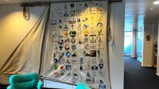 Seglet henger på bispedømmekontoret i Lagårdsveien 44 i Stavanger, og kan beundres fra sittegruppen ved inngangen.