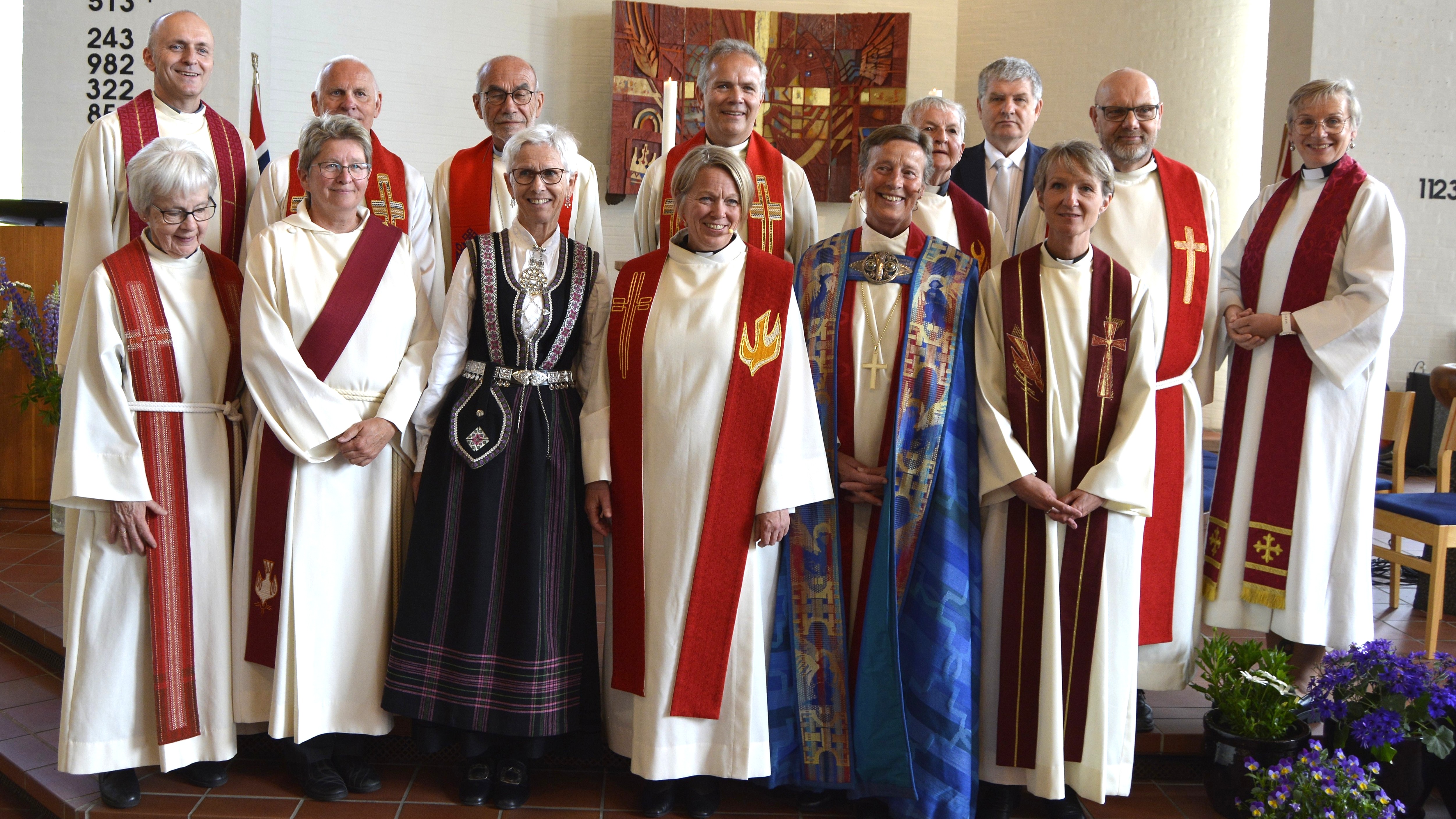 Alle medvirkende i gudstjenesten i Skjold kirke sist søndag. Elisabeth Fauskanger til venstre for biskopen, Eli Kolstad til høyre. Foto: Steinar Skartland