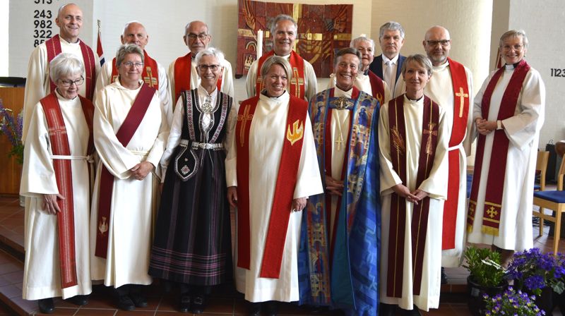 Alle medvirkende i gudstjenesten i Skjold kirke sist søndag. Elisabeth Fauskanger til venstre for biskopen, Eli Kolstad til høyre. Foto: Steinar Skartland