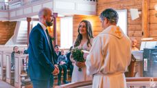 Mari Kleiv (35) og Sondre Ueland Fjeld (34) ble viet av Torbjørn Nedrebø i Revheim kirke på valentinsdagen. Foto: Swan Photography