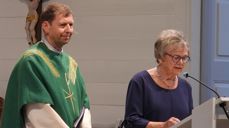 Menighetsrådsleder Magnhild Meltveit Kleppa leste opp kallsbrevet til prost Thor Pundsnes. Foto: Øystein Lode