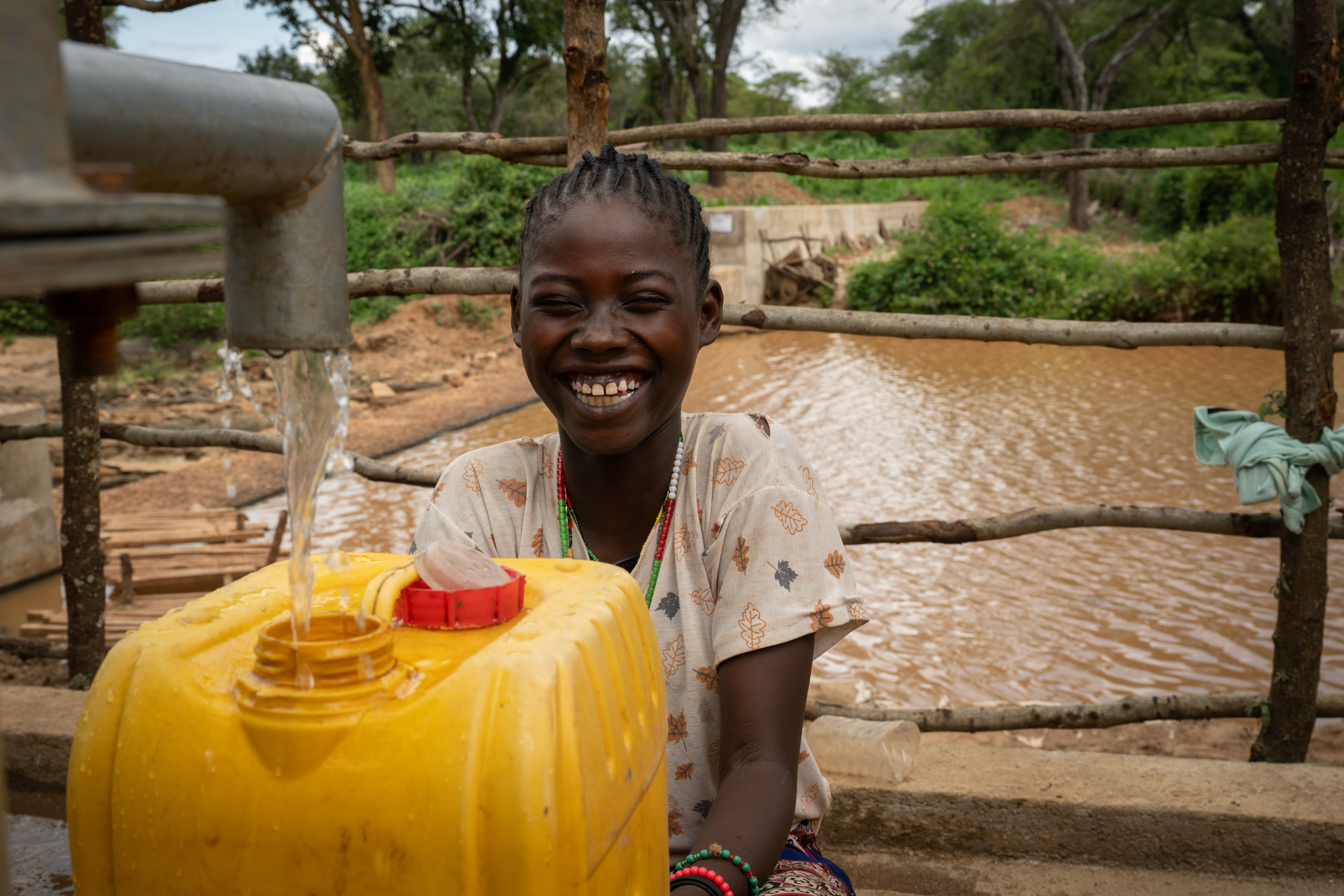 Før måtte Tsion (12) og Gaba (13) grave med bare hendene i sanden i en uttørket elv for å finne vann – som var skittent. Men nå har livet endret seg for de to jentene og resten av landsbyen: Med støtte fra Kirkens Nødhjelp har de fått tilgang til rent, rennende vann. Foto: Håvard Bjelland / Kirkens Nødhjelp
