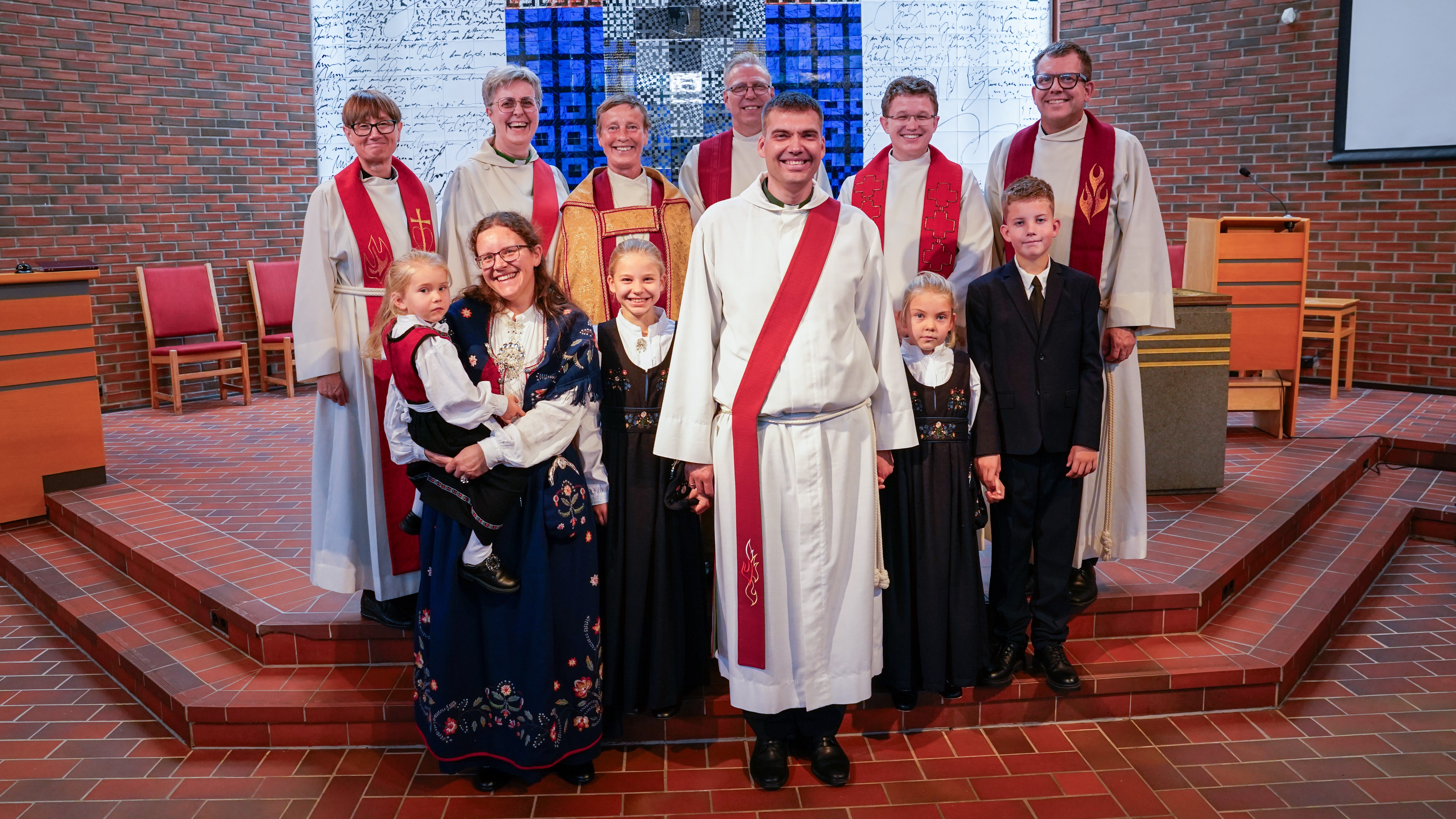 Christian Tvedt sammen med forbederne sine og familien, som også var med å be for ham under vigslingen. Foto: Jon Ingemundsen