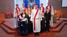 Christian Tvedt sammen med forbederne sine og familien, som også var med å be for ham under vigslingen. Foto: Jon Ingemundsen