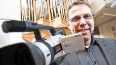 Ander Hildeng Næss har brukt film i konfirmantundervisningen i Hillevåg. Foto: Erik Holsvik, Rogalands Avis.