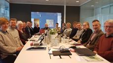 Ved bordenden sitter representanter fra avdeling for menighetsutvikling som er på besøk i rådet. Liv Heidrun Skaar Heskestad i midten.