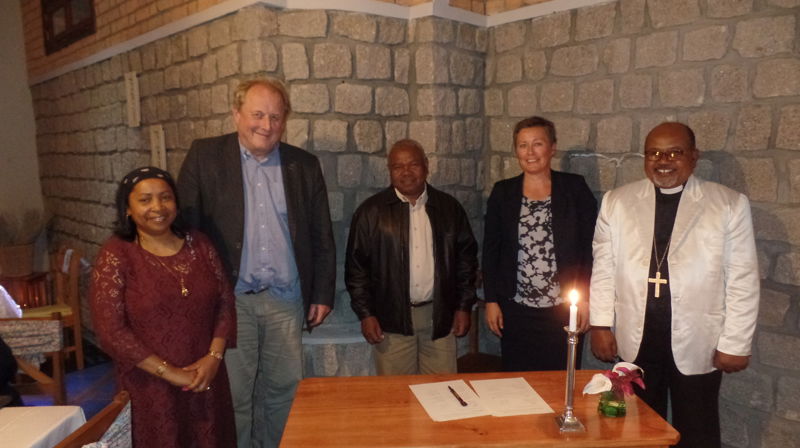 Signering av vennskapsavtale. Fra venstre: Randriamahazo Hasina, bispedømmerådsleder Lars-Tore Anda,  Rasamimanana Alfred, stiftsdirektør Jorunn Kraft Vistnes, synodepresident Dieu-Donné Randrianirina. (Foto: Morten Sandland)
