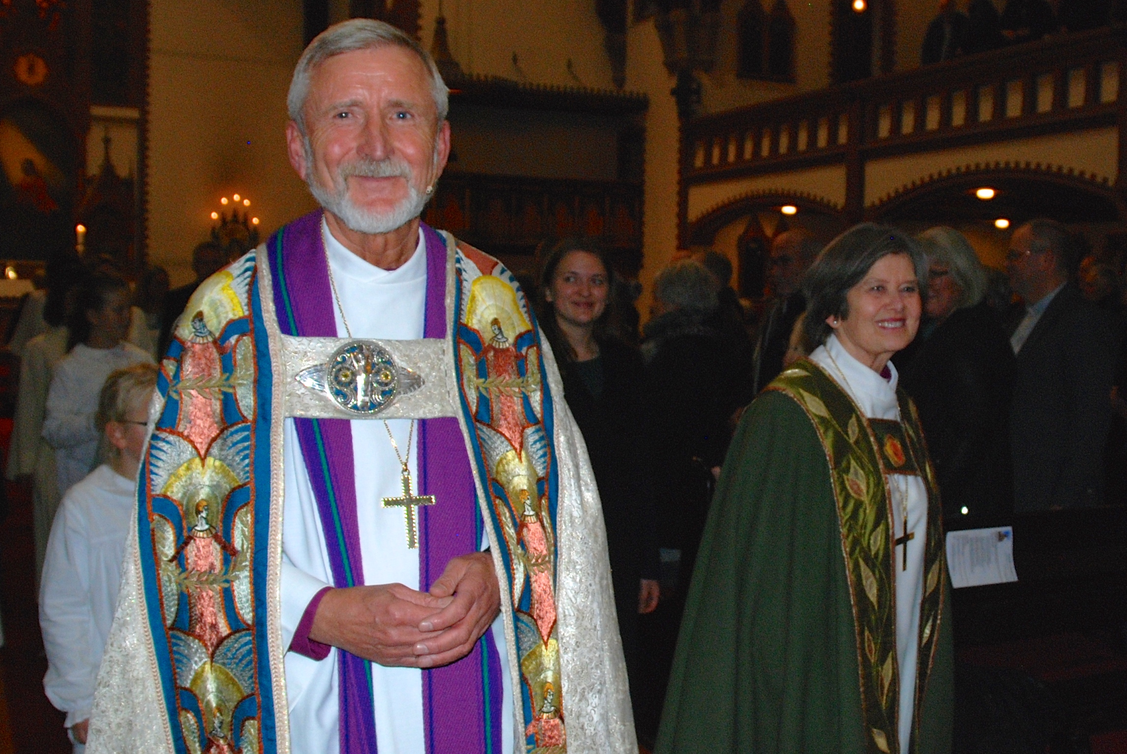 Biskop Erling og preses Helga Haugland Byfuglien på vei ut fra Vår Frelsers kirke i Haugesund.
