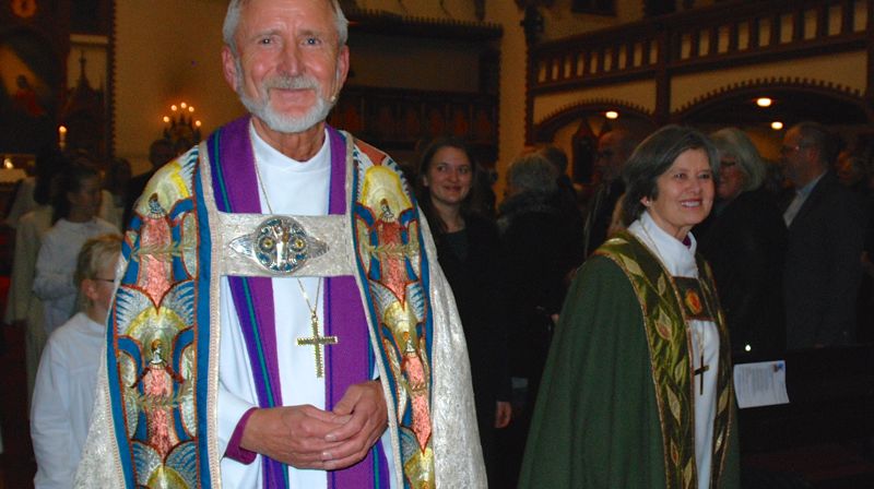 Biskop Erling og preses Helga Haugland Byfuglien på vei ut fra Vår Frelsers kirke i Haugesund.