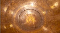 Detalj fra dåpsfatet i Tananger kirke. Foto: Øystein Viland