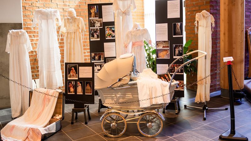 En liten del av utstillingen i Tananger kirke. Kjolene vitner om mange og spennende historier, forteller sokneprest Tracy Rishton. Foto: Øystein Viland