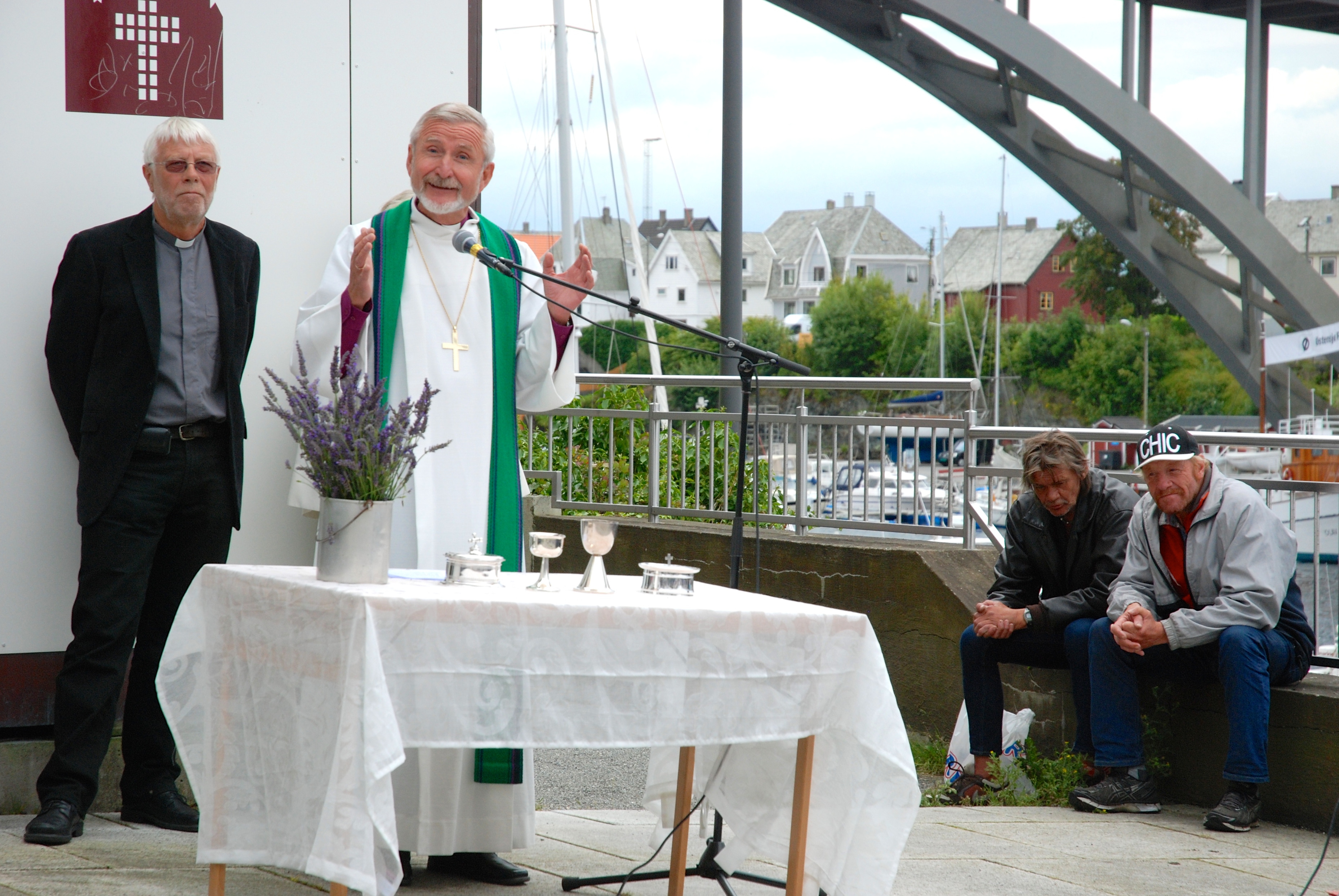 Erling Pettersen fortalte om sin største utfordring som biskop, her sammen med bymisjonsprest Arild Stø og gudstjenestedeltakere i Haugesund.