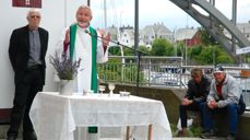 Erling Pettersen fortalte om sin største utfordring som biskop, her sammen med bymisjonsprest Arild Stø og gudstjenestedeltakere i Haugesund.