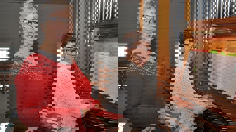 Prost Sigrid Sigmundstad og kantor Anne-Berit Rinde Bjelland forbereder søndagens radiogudstjeneste. Foto: Magnar Riveland, Strandbuen