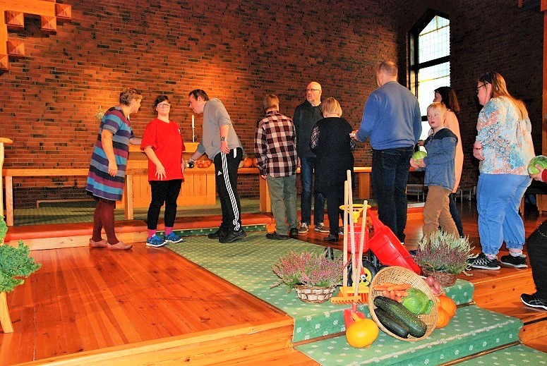 Det var pyntet vakkert og kreativt til høstfest, og prosesjonen la fram markens grøde rundt alterringen.