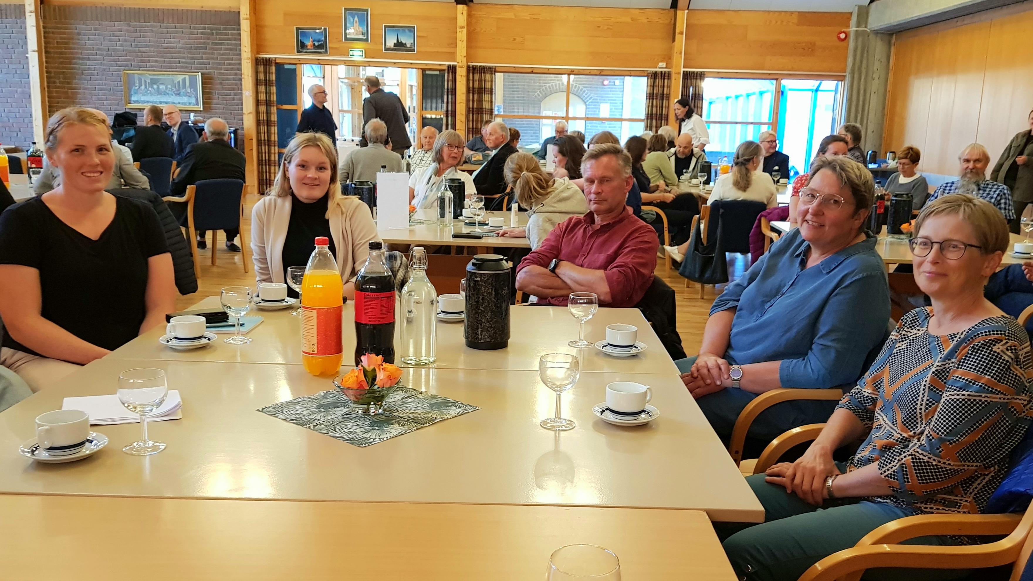 Rådsmedlemmer fra Skjold og Vikebygd var på plass, og fornøyde med muligheten for å lære mer om organiseringsforslaget. Fra venstre: Tomine Teistedal Haraldseid, Sunniva Tveit Gregersen, Arne Tveit, Ingrid Mathilde Sørvåg og Dagfrid Nagel-Alne. 