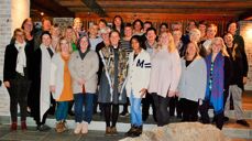 Prester, teologer og studenter samlet til kvinnenettverksmøte i St. Petri kirke.