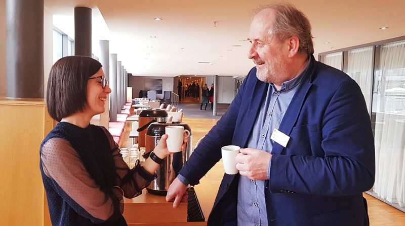 En velfortjent kaffepause i et stramt Kirkemøte-program for Marie Klakegg Grastveit og Lars-Tore Anda.