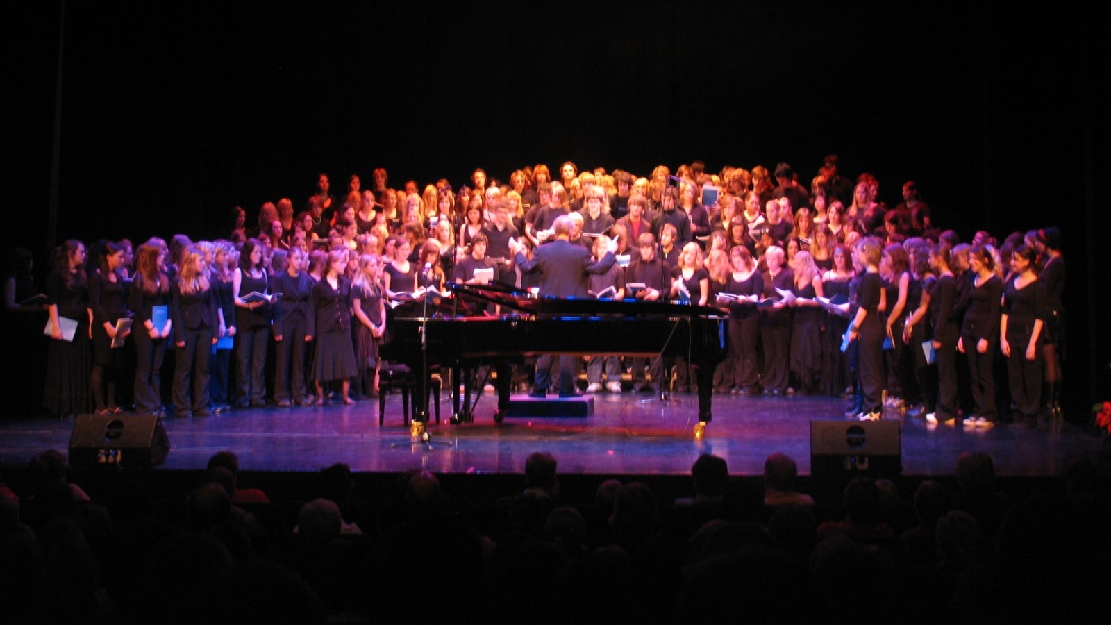 Elever fra Sandnes kulturskole og Vågen vgs. lager en forestilling med høyt nivå.