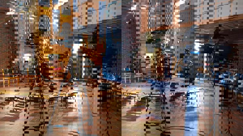 Menigheten trenger nok ikke like mye utstyr som NRK satte opp i Madlamark. Men nå kan menigheten søke om støtte for utstyr kjøpt inn i 2020 og for utstyr som ønskes kjøpt inn framover.