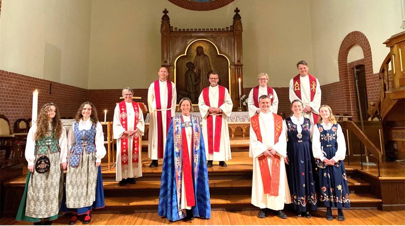 Bak: sokneprest Aslaug Austbø, prost i Ytre Stavanger Tor Magne Nesvik, domprost i Stavanger Stefan Gaute Emmerhoff, Karen Margrete E. Mestad, Sigbjørn Jårvik.  Foran: Ruth Nedrebø, Marit Nedrebø, biskop Anne Lise Ådnøy, ordinand Torbjørn Nedrebø, Ingeborg Nedrebø, Johanna Nedrebø. Foto: Signe Wolden