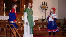 Sander Lindtner Sevland på runebomme, prost Rune Steensnæs Engedal og joiker Siri Guttorm Hetland.