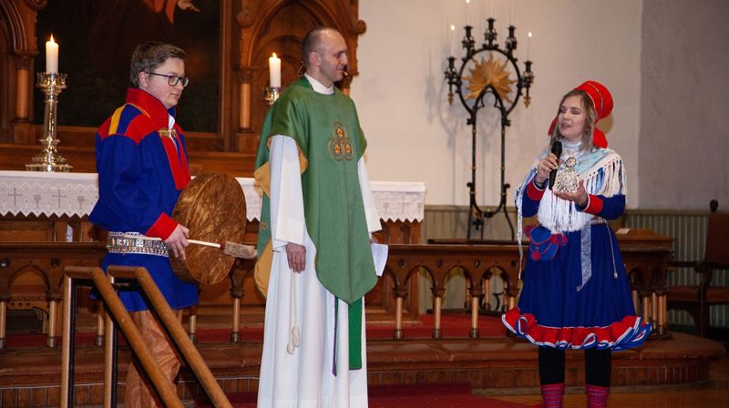 Sander Lindtner Sevland på runebomme, prost Rune Steensnæs Engedal og joiker Siri Guttorm Hetland.
