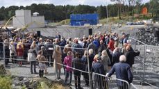 Mange hadde funnet veien til seremonien – 70 år etter byggevedtaket. Foto: Øystein Viland