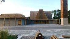 Kirken er plassert svært sentralt i sentrum, mellom den nye Sola rådhus og Sola kulturhus. Foto: Øystein Viland