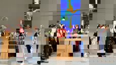 Alt som høyrer til på det nye alteret blei båre fram i prosesjonen av små og store strandbuar. Sokneprest Martin Ivar Arnesen og biskop Anne Lise Ådnøy tok i mot og satte på plass. Foto: Magnar Hole Polden