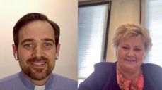 Skjermdump fra videosamtalen mellom prost Tomas Mjelde Røsbak og Erna Solberg.